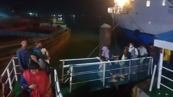 হাজারো পর্যটকের শ্বাসরুদ্ধকর রাত কাটলো গভীর সমুদ্রে