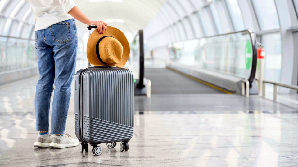Security expert warns against traveling with black, navy, or gray suitcases