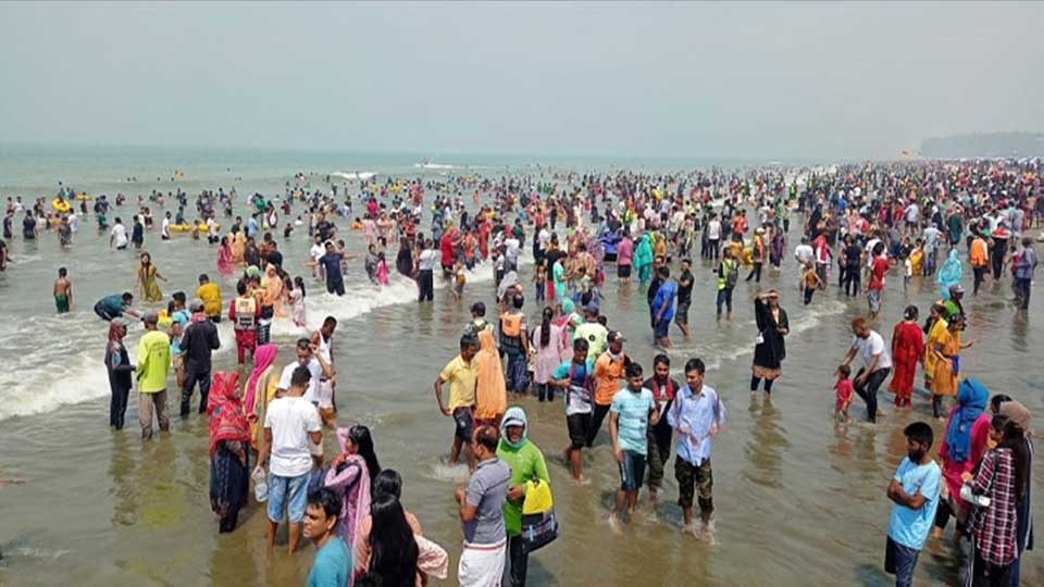 ঈদের ছুটিতে লাখো পর্যটকে মুখর কক্সবাজার সৈকত