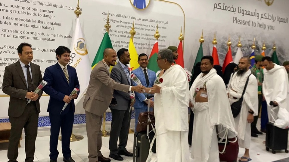 সৌদি আরব পৌঁছেছে বাংলাদেশি প্রথম হজ ফ্লাইট