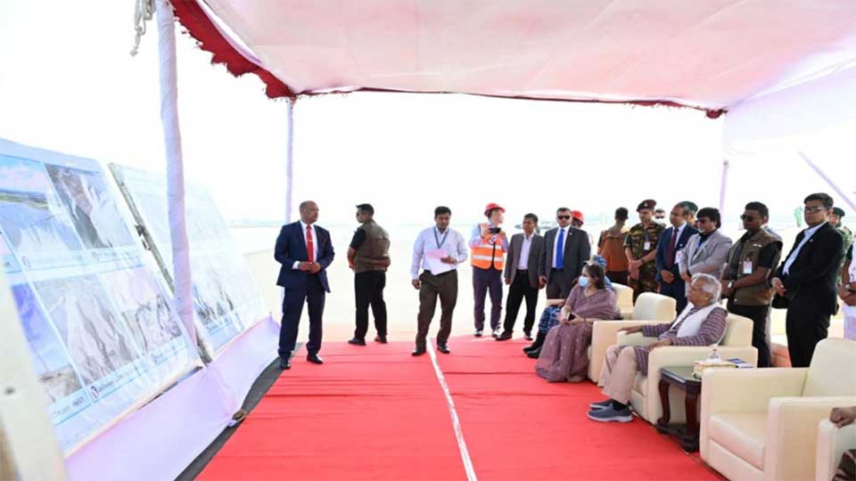 কক্সবাজার নির্মাণাধীন বিমানবন্দর পরিদর্শনে প্রধান উপদেষ্টা