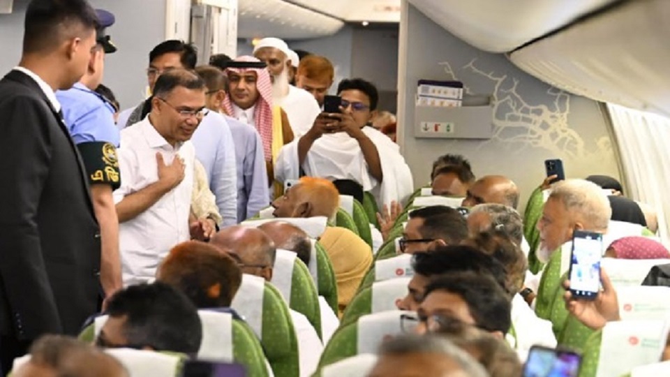 হজযাত্রীদের উড়োজাহাজ ভাড়া আরও কমানোর আশ্বাস প্রতিমন্ত্রীর