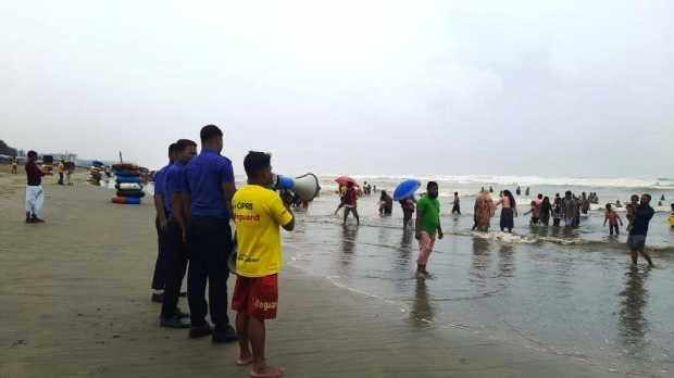 উত্তাল সাগরে ঝাপাঝাপিতে ব্যস্ত পর্যটক
