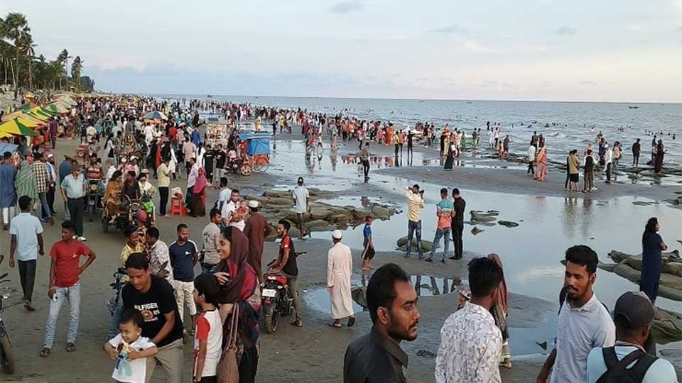 পূজার ছুটিতে কুয়াকাটায় পর্যটকের ঢল
