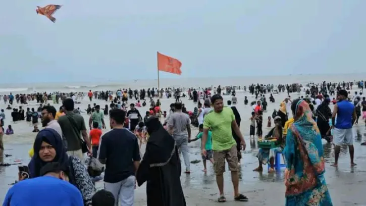 বর্ষার রূপে মোহময় সৈকত, পর্যটকের ঢল
