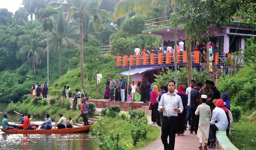 পাহাড়ে এখনো পর্যটকের ভিড়