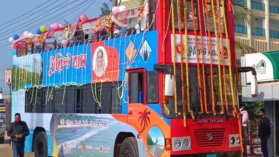 ছাদখোলা বাসে পাহাড়-সাগর ও প্রাকৃতিক সৌন্দর্য উপভোগ