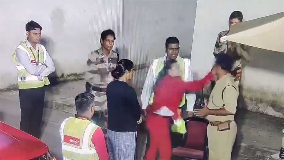 বিমানবন্দরে পুলিশ কর্মকর্তাকে চড়, গ্রেফতার এক নারী