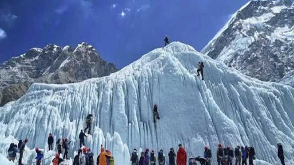 এভারেস্টে তুষারঝড়ে আটকে হাজার পর্যটক