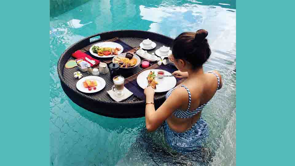 Floating breakfast at Momo Inn