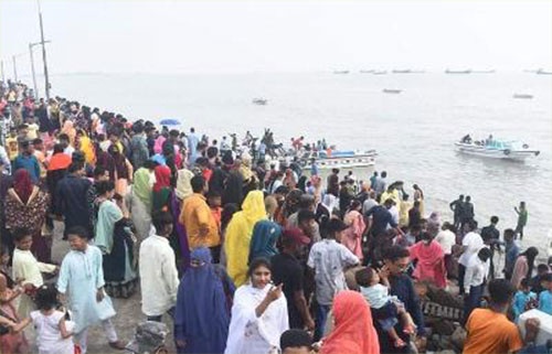 ঈদের পর চতুর্থ দিনেও পতেঙ্গা সৈকতে লাখো মানুষের ভিড়