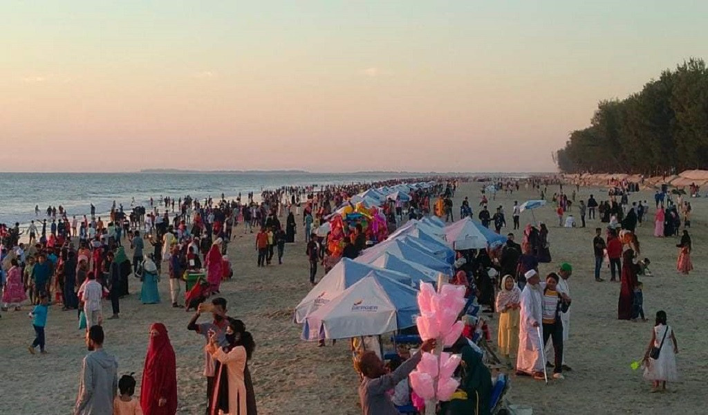 ঈদের পরে সৈকতে বাড়ছে পর্যটক
