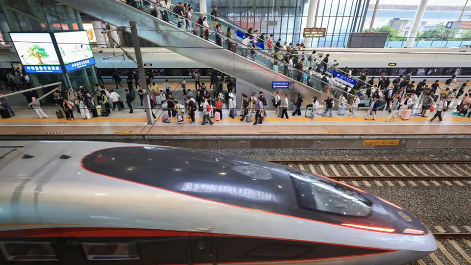 Guangzhou High-Speed Rail Station handles record 1m passengers in a day