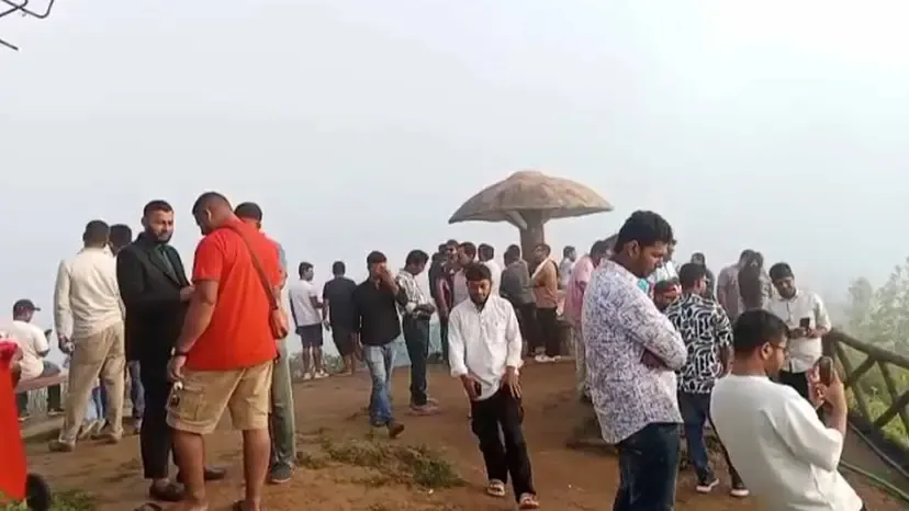 বান্দরবানের পাহাড়ে পর্যটকদের ভিড়