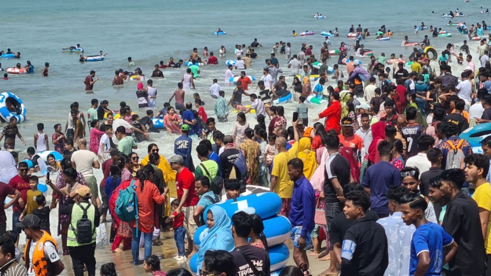 3.5 lakh tourists flock to Cox’s Bazar after Eid