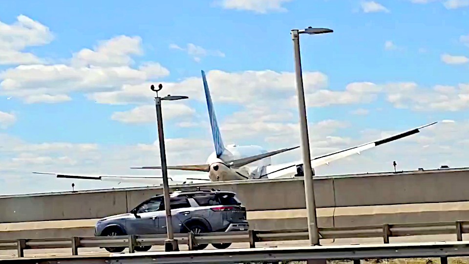 United 767 strikes truck, light pole during approach