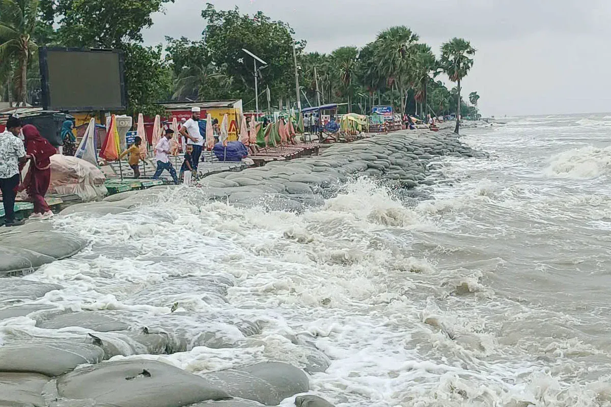 ভাঙন হুমকিতে কুয়াকাটা সৈকত