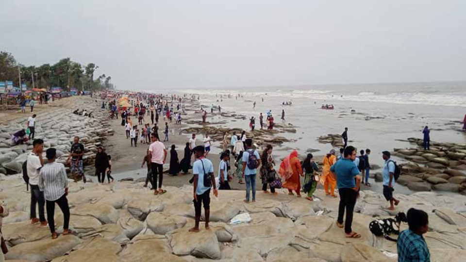 বৈরী আবহাওয়া উপেক্ষা করে কুয়াকাটায় পর্যটকের ভিড়