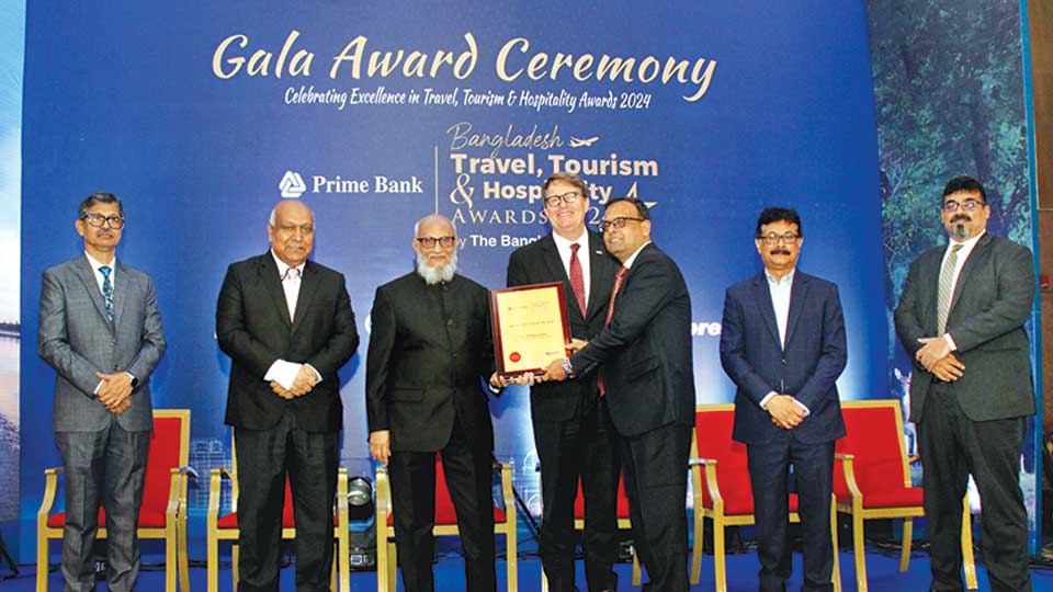 Shafiqul of US-Bangla lifts Airline Executive of the Year trophy