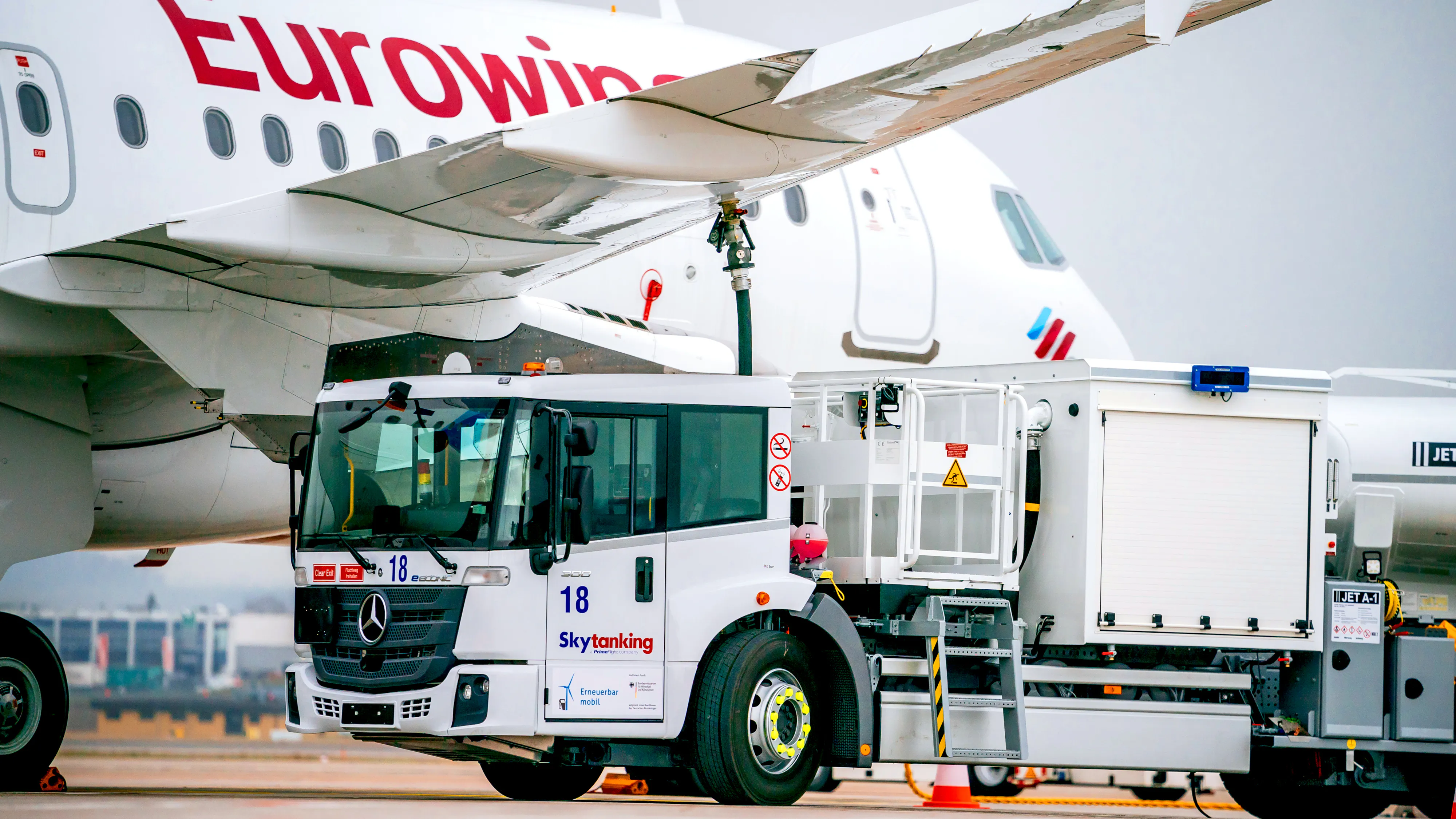 Airlines ramp up efforts to trim fuel costs amid price volatility