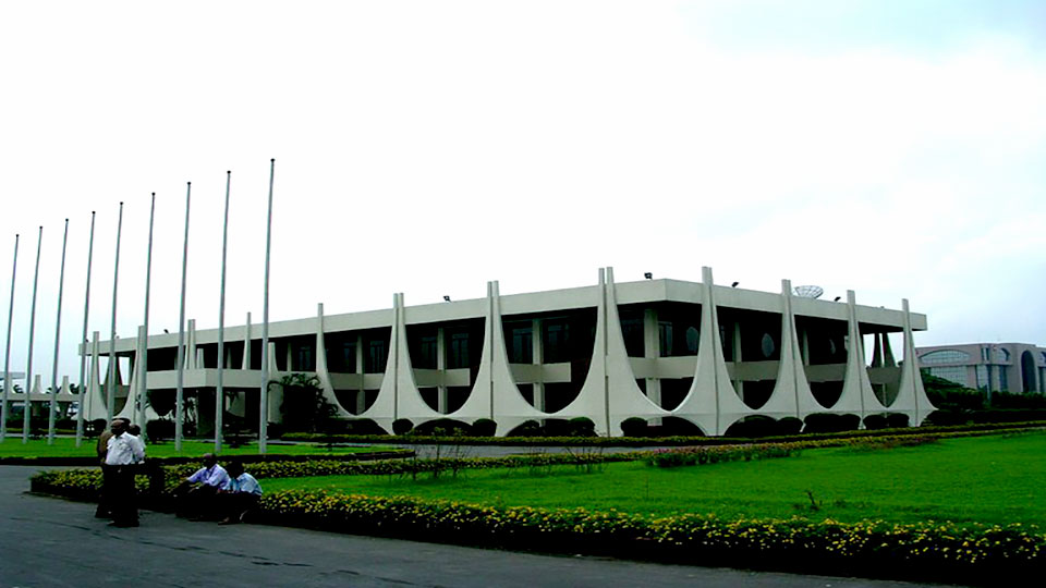আজ ভিভিআইপি টার্মিনাল ভাঙা শুরু