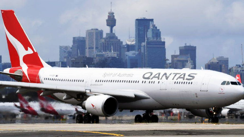 Qantas scraps Singapore stopover on London flights over testing concerns