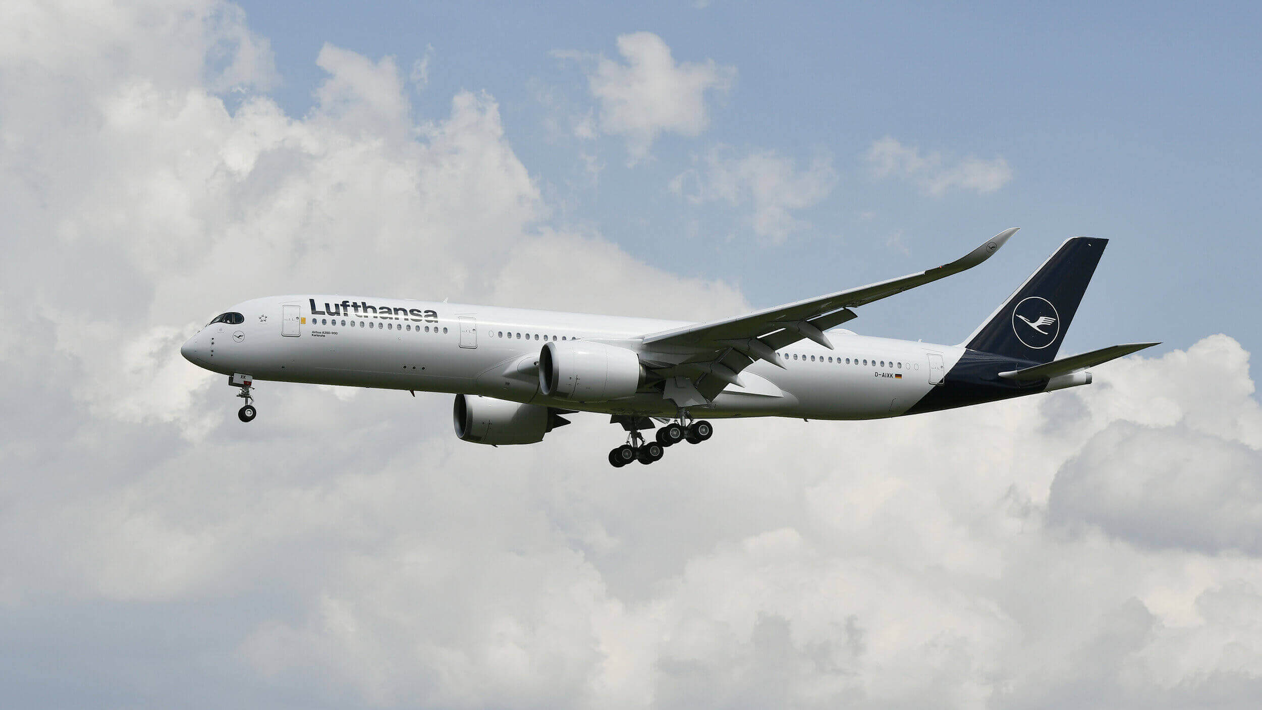 Lufthansa sells USD 1.9bn bond to repay bailout loan