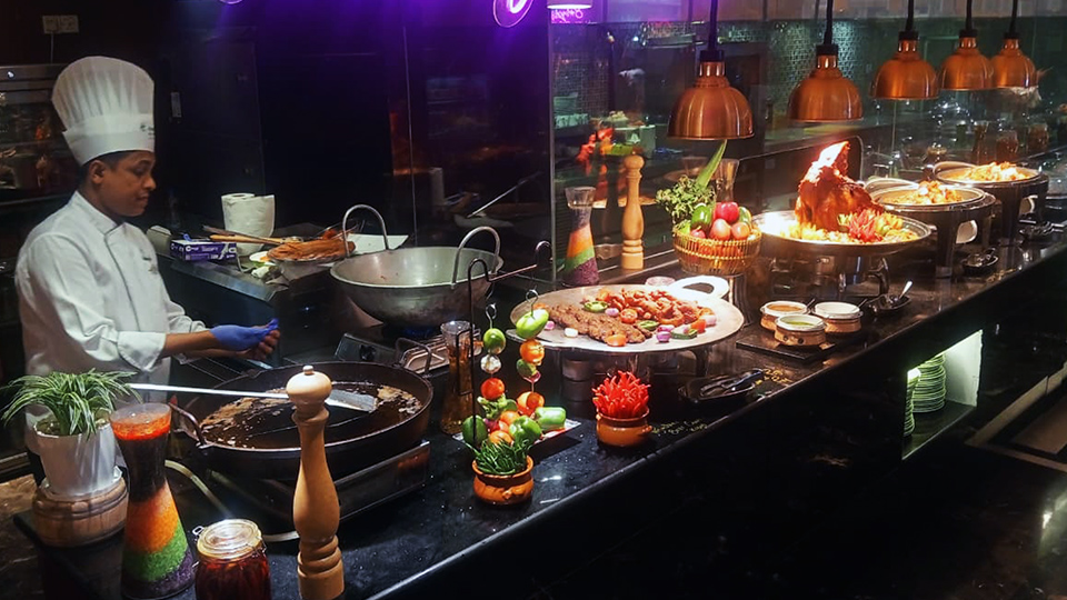 Holiday Inn Dhaka’s grand Ramadan celebration with 120+ global delicacies