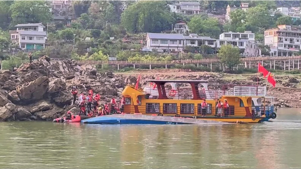 চীনে পর্যটকবাহী নৌকাডুবিতে নিহত ১০, আহত অন্তত ৭০