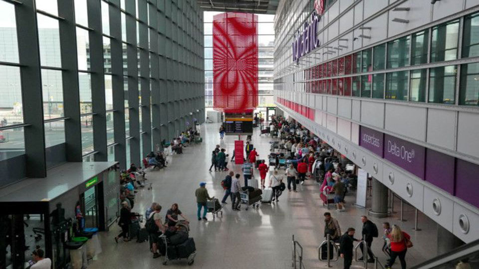 Heathrow losses cut as passenger numbers surge