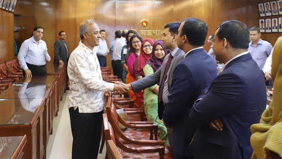 পাসপোর্ট ও ভিসা উইং কর্মকর্তাদের সেবার মনোবৃত্তি নিয়ে কাজ করার আহ্বান