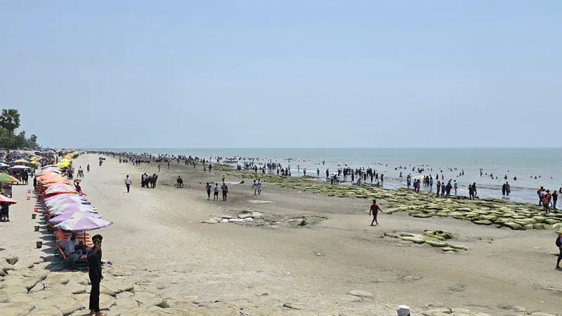 বিরূপ আবহাওয়ায় পর্যটকশূন্য সমুদ্রসৈকত কক্সবাজার-কুয়াকাটা