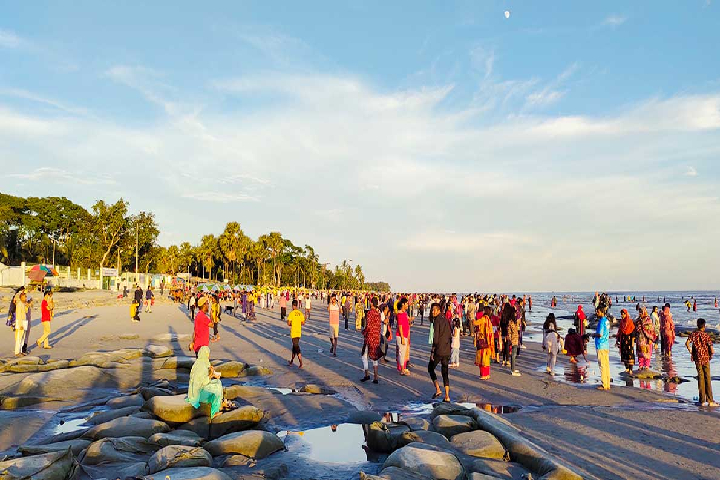 পর্যটকে মুখরিত সাগরকন্যা কুয়াকাটা