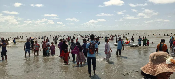 কক্সবাজারে পর্যটকের ঢল, উৎসবমুখর কুয়াকাটা