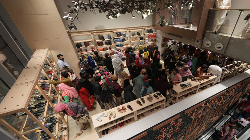 Aarong’s new outlet in Dhanmondi dubbed world’s largest craft store