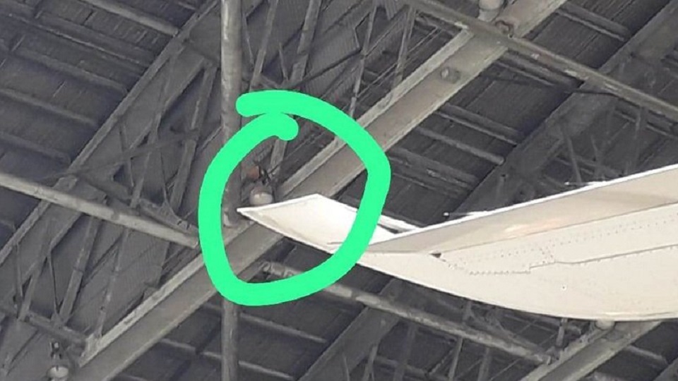 হ্যাঙ্গারে থাকা বিমানের উড়োজাহাজে আঘাত