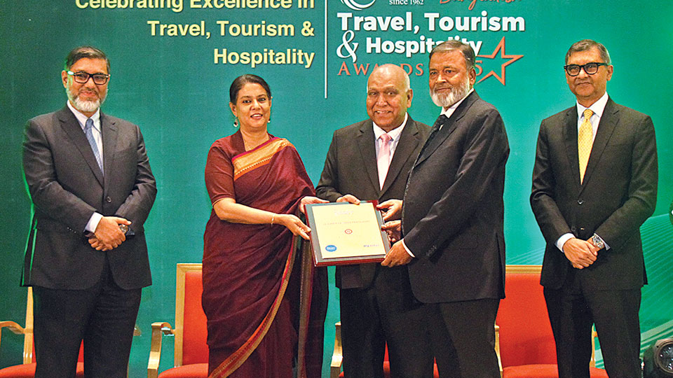 Ruen Busaba wins Leading Themed Restaurant award