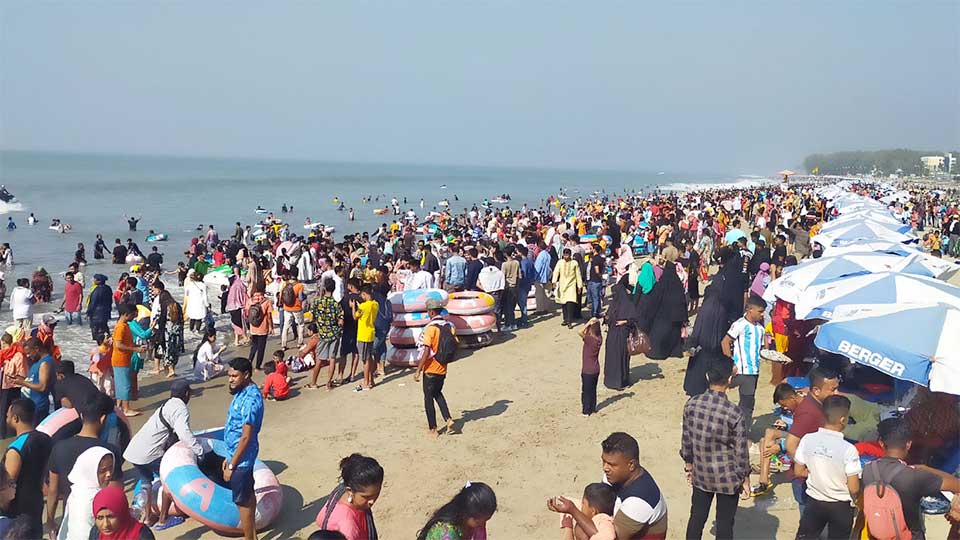 পর্যটকে মুখর কক্সবাজার সমুদ্র সৈকত
