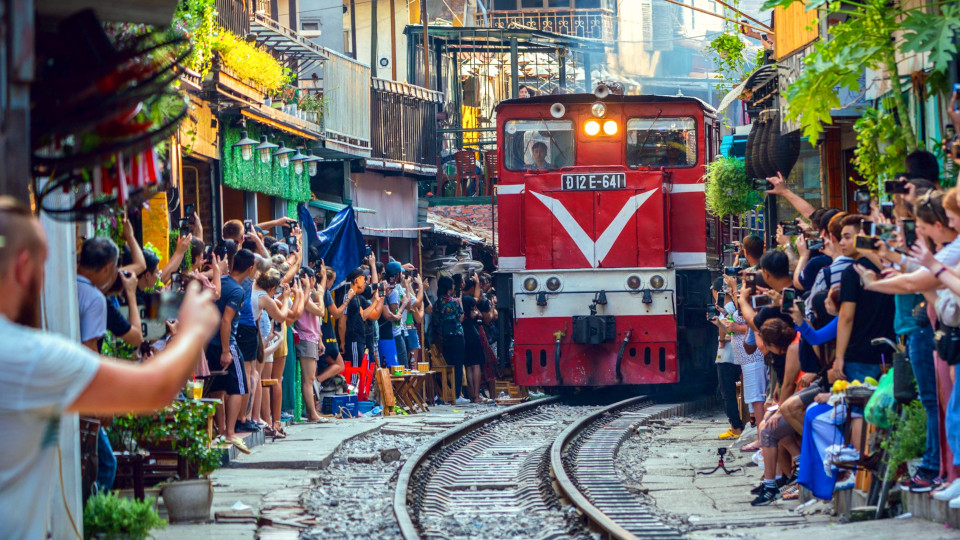 Vietnam attracts more tourists as travelers bypass Thailand, Cambodia
