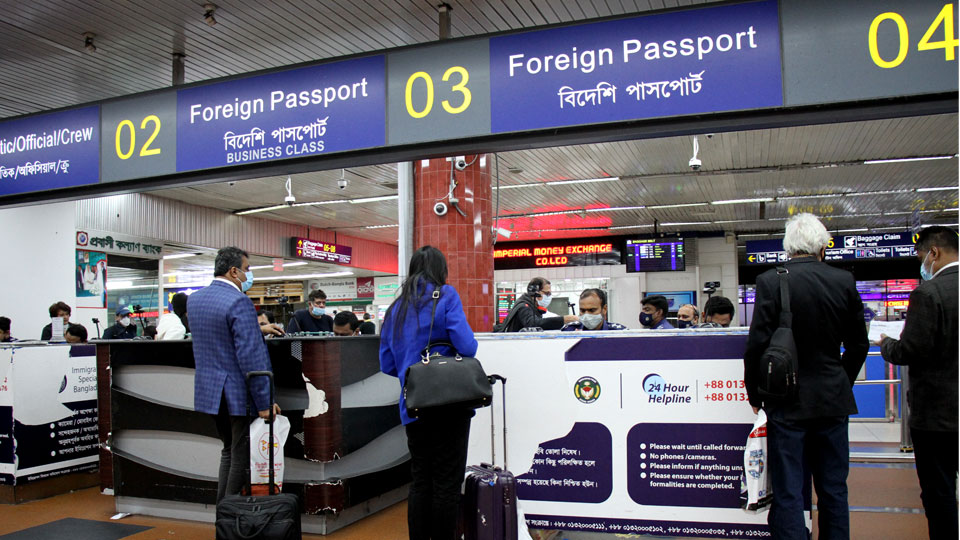 শাহজালালে কাস্টমস কর্মকর্তাদের মোবাইল ব্যবহারে কড়াকড়ি