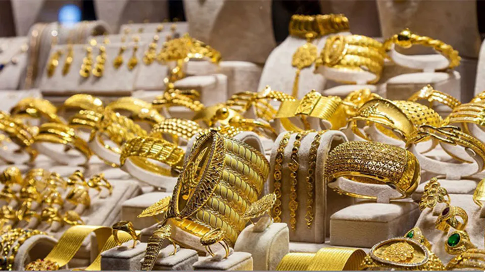 Gold prices fall again