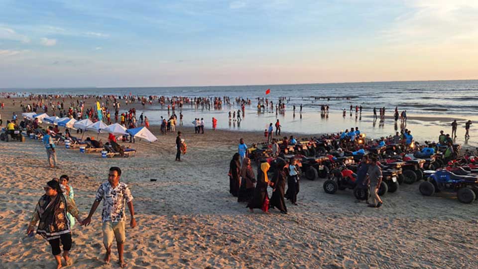 পর্যটন শহরে পর্যটকের ঢল