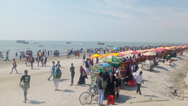 ছুটির দিনে কুয়াকাটায় পর্যটকের ঢল