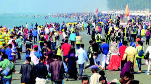 কক্সবাজার সমুদ্র সৈকতে পর্যটকের ঢল