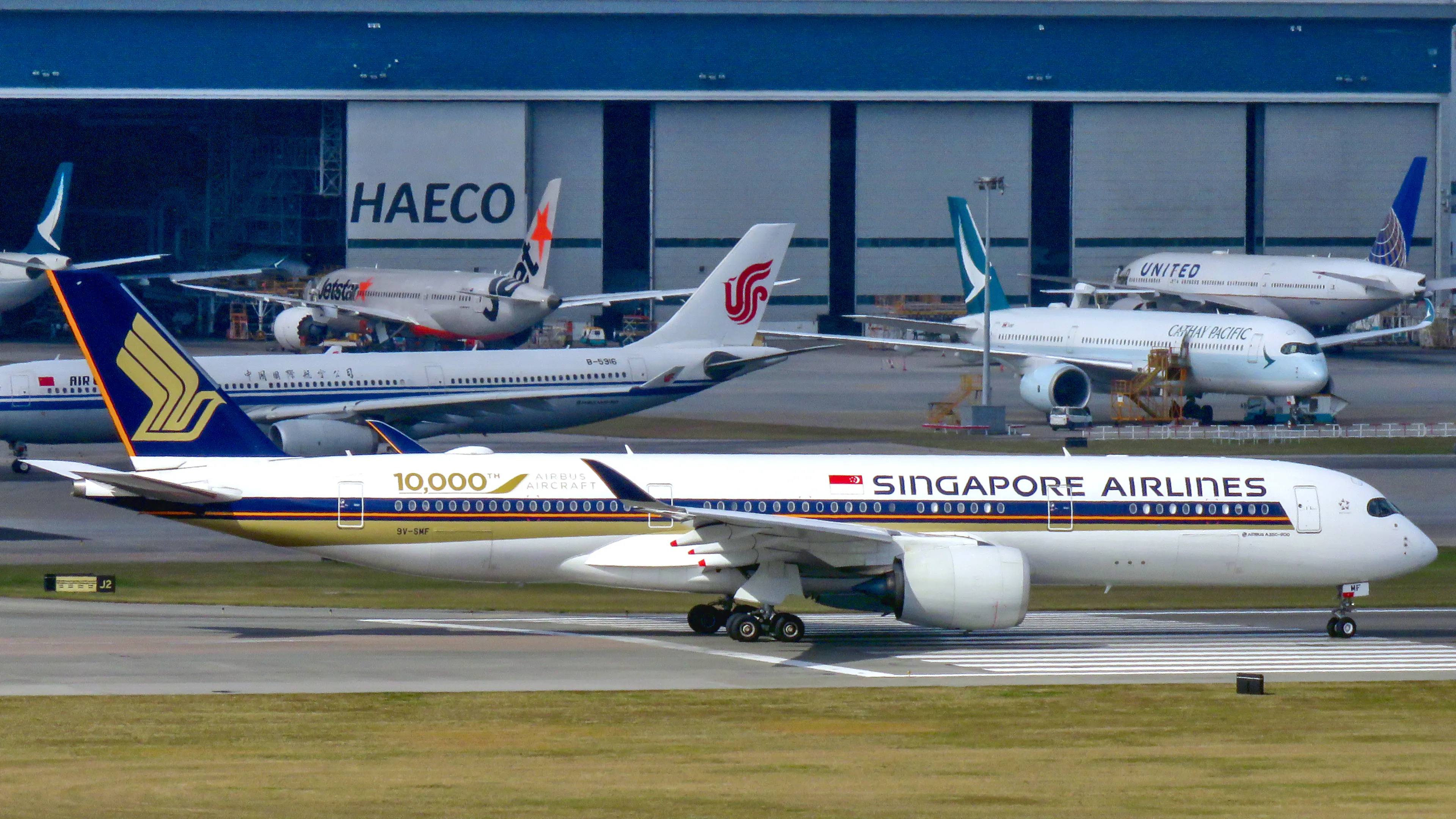SIA, Cathay Pacific further extend Middle East flight suspensions