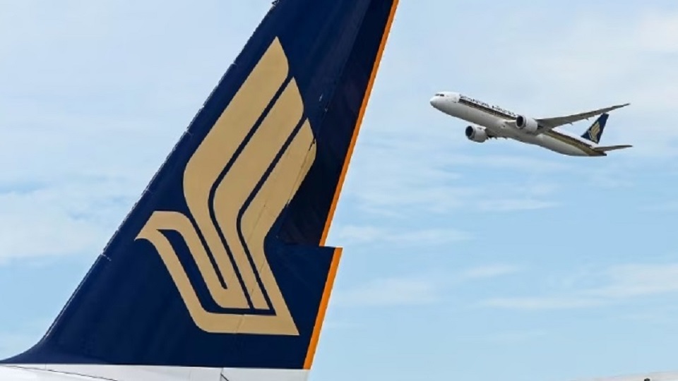 S'pore airlines gives record bonus to staff