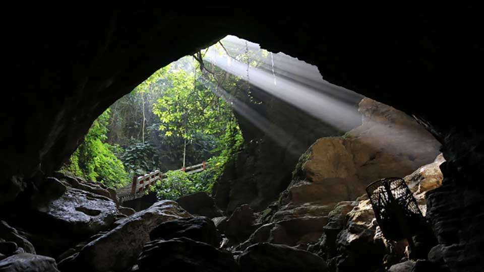 প্রাচীন রহস্যময় এক গুহা আলুটিলা