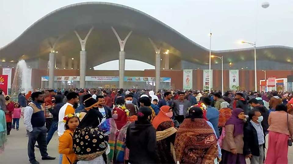 ছুটির দিন জমজমাট বাণিজ্য মেলা, খুশি ব্যবসায়ীরা