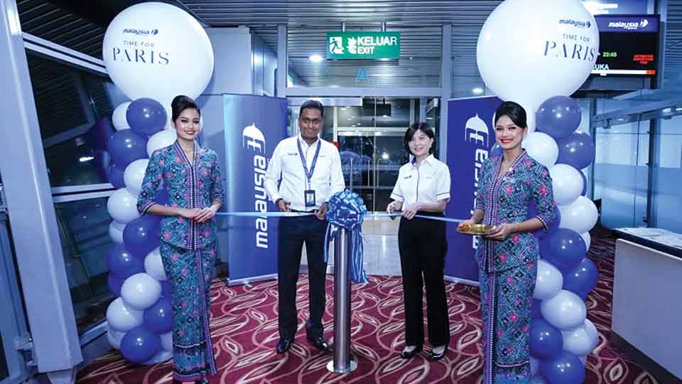 Malaysia Airlines resumes flights to Paris