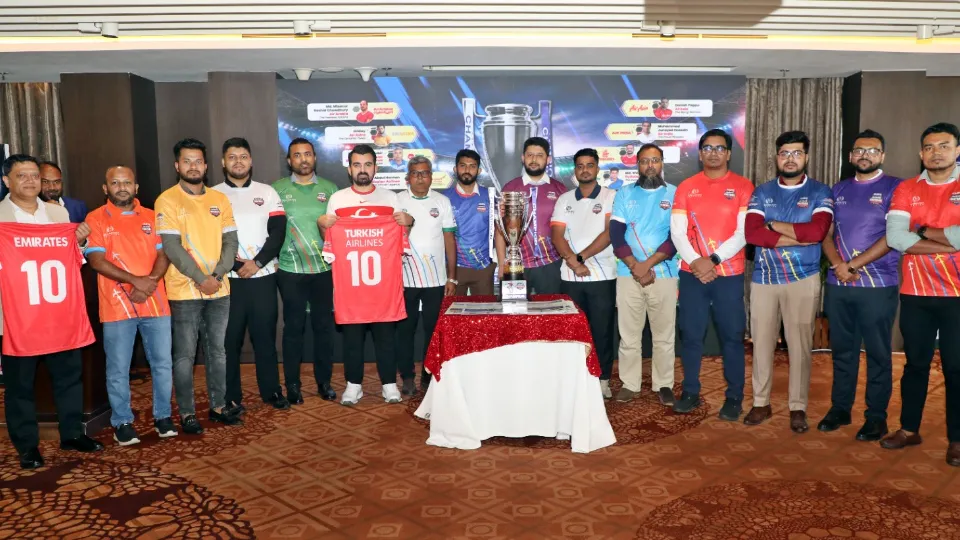 ঢাকায় এয়ারলাইন্সদের ফুটবল টুর্নামেন্টের ট্রফি উন্মোচন, শুরু ৩ জুলাই